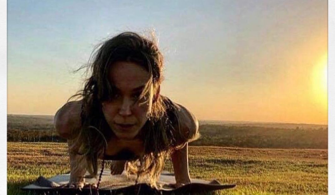 CHATURANGA DANDASANA: AME-A OU… APRENDA A DOMINÁ-LA!